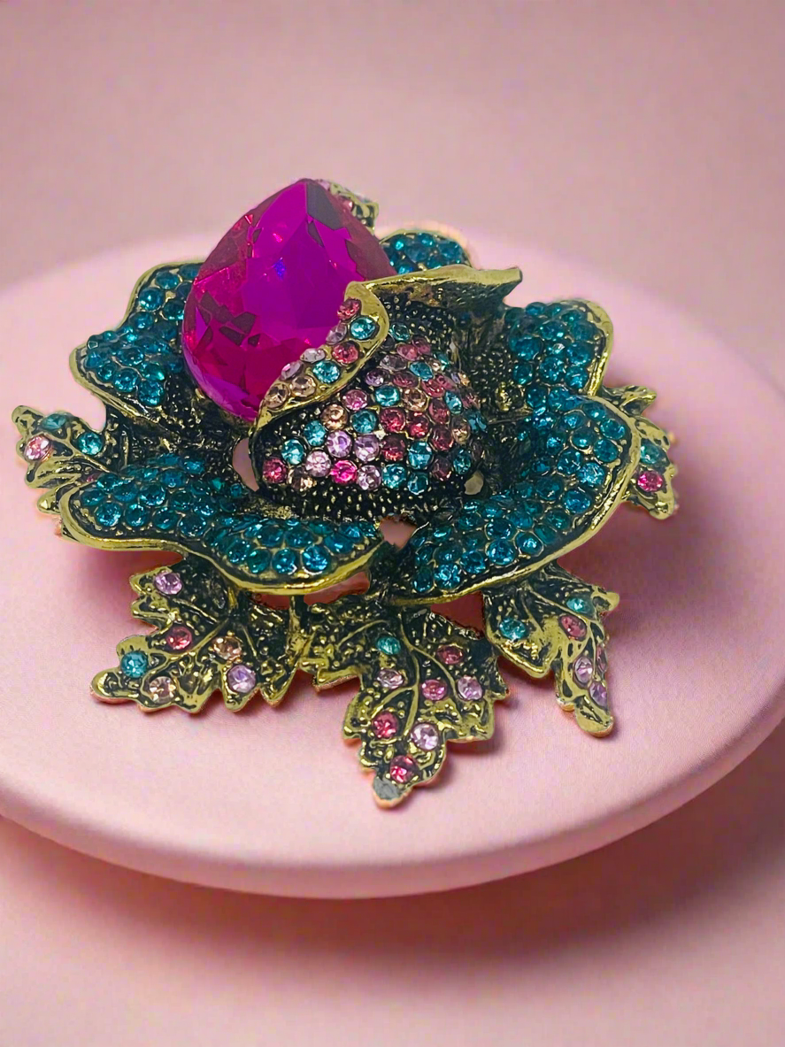 Beautiful Vintage Style Brooch