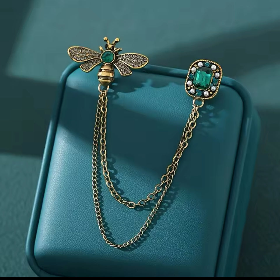 ELEGANT EMERALD BEE CHAIN BROOCH